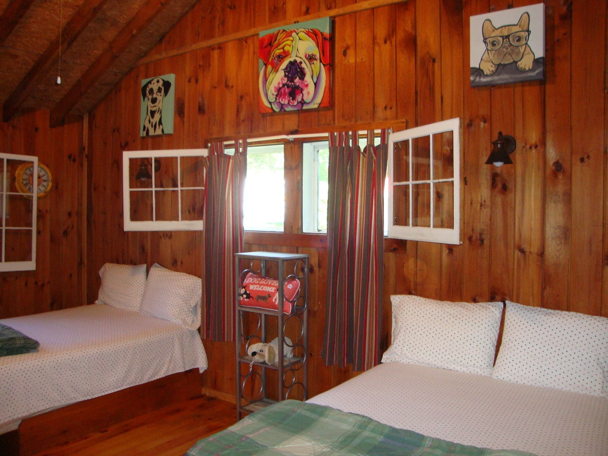Cabaña básica, 2 camas Queen size | Ropa de cama de alta calidad, camas con pillow-top y wifi gratis 