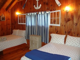 Cabana básico, 2 camas Queen | Roupas de cama premium, camas com colchões pillow-top, Wi-Fi de cortesia