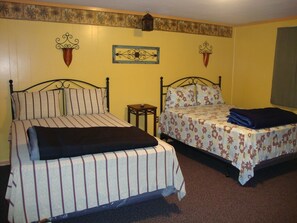 Quarto básico, 2 camas Queen | Roupas de cama premium, camas com colchões pillow-top, Wi-Fi de cortesia