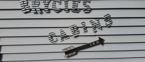 A house number sign with the number 5 and a directional arrow pointing right.