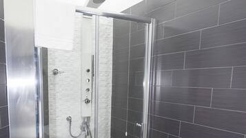 Produtos de toalete grátis, secador de cabelo, bidê, toalhas de banho