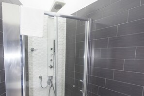 Toalettartikler (inkludert), hårføner, bidé og håndklær