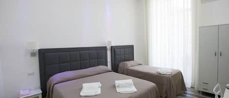 Skrivebord, wi-fi (inkludert) og sengetøy