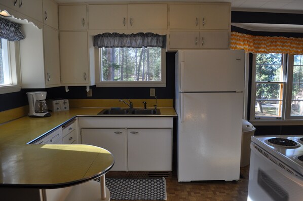 Private kitchen - Cabin O' Pines (Orr)