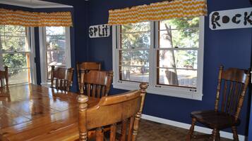 Cabin, 3 Bedrooms (Split Rock) | In-room dining