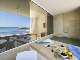 Suite Deluxe, piscina privada, vistas al mar | Bañera de hidromasaje privada