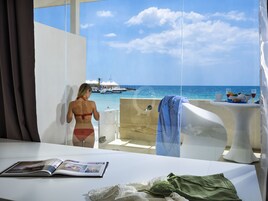 Suite de lujo, vistas al mar, frente a la playa | Vistas desde la habitación