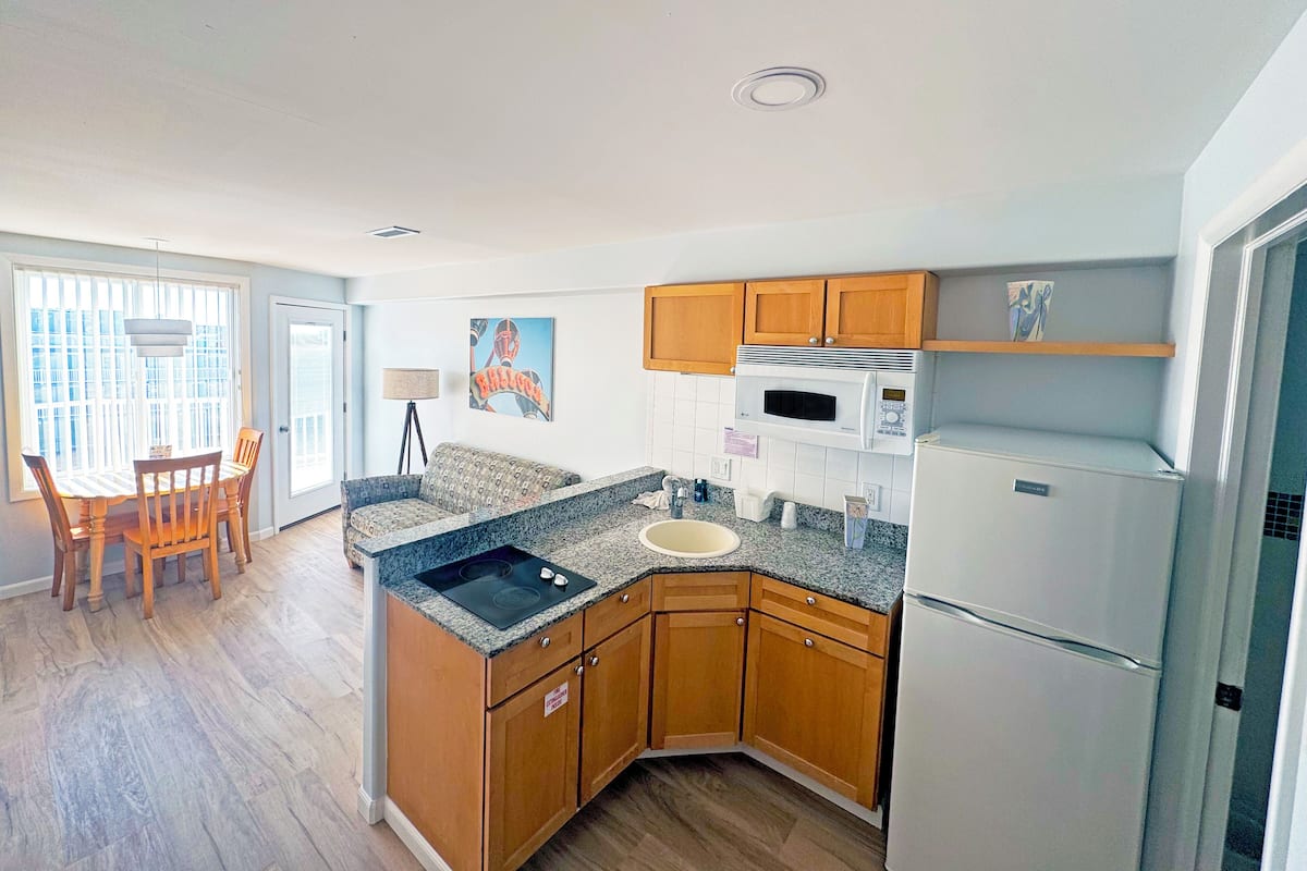 Townhome, 2 Bedrooms, Balcony, Ocean View | Living area | TV