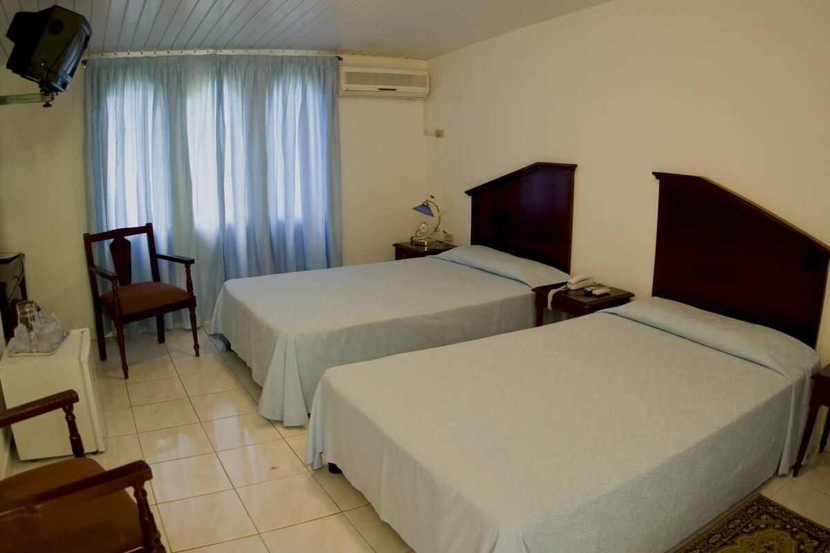 Minibar, bureau, draps fournis