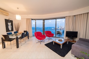 Superior Apartment, 2 Bedrooms, City View, Oceanfront | Living area