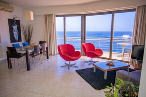 Superior Apartment, 2 Bedrooms, City View, Oceanfront | Living area