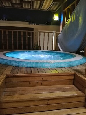 Bain à remous extérieur