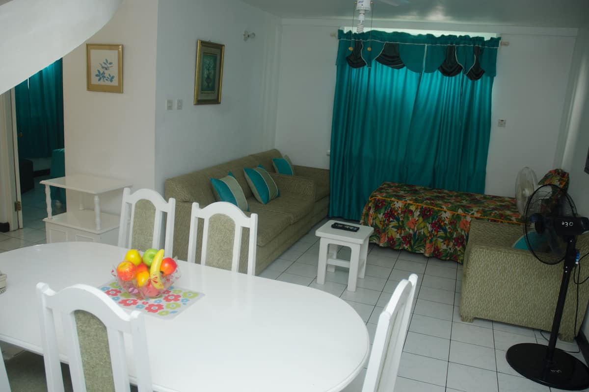 1 kamar tidur, brankas, kedap suara, dan setrika/meja setrika