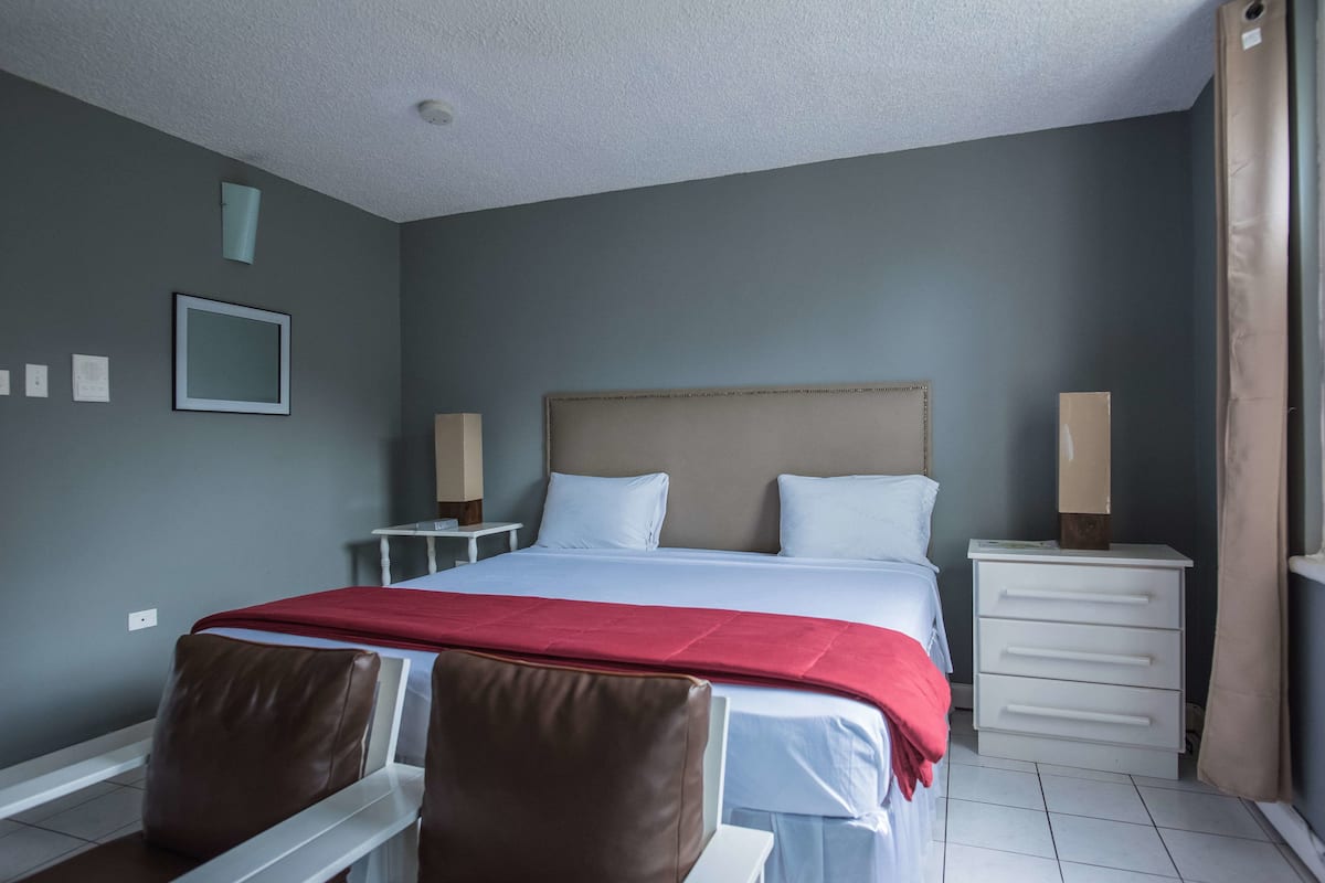 1 kamar tidur, brankas, kedap suara, dan setrika/meja setrika