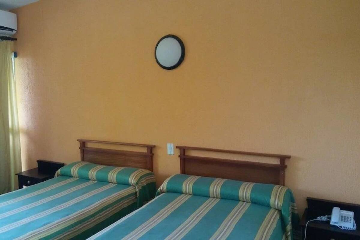 Schreibtisch, laptopgeeigneter Arbeitsplatz, BettwÀsche