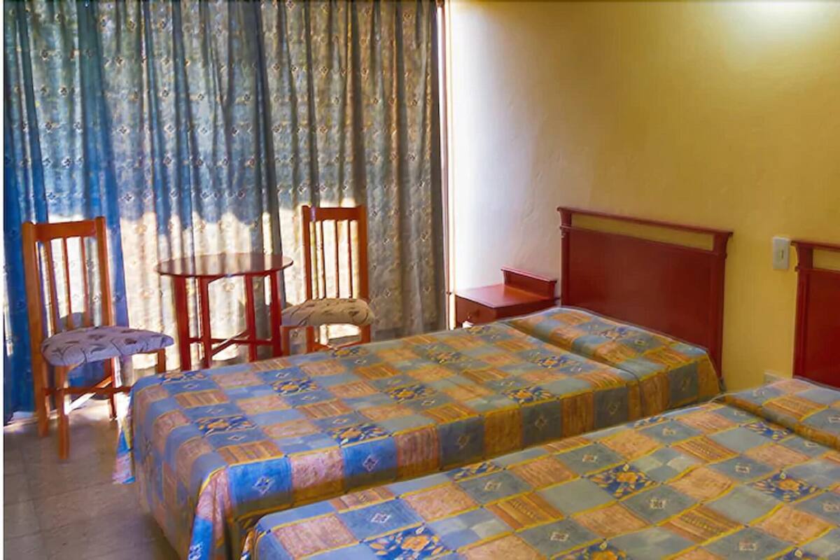 Schreibtisch, laptopgeeigneter Arbeitsplatz, BettwÀsche