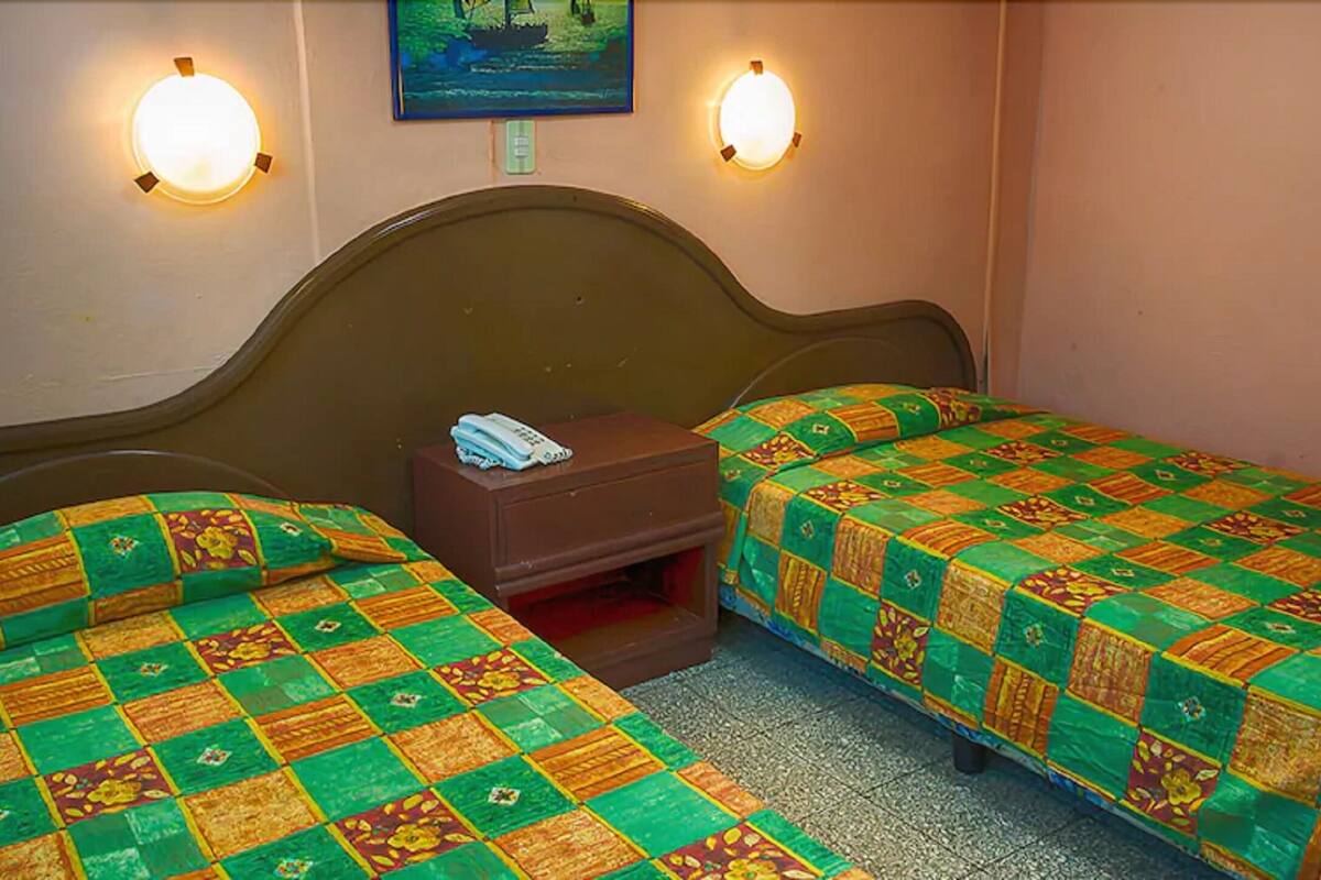 Schreibtisch, laptopgeeigneter Arbeitsplatz, BettwÀsche