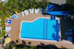 Kolam renang indoor dan kolam renang outdoor
