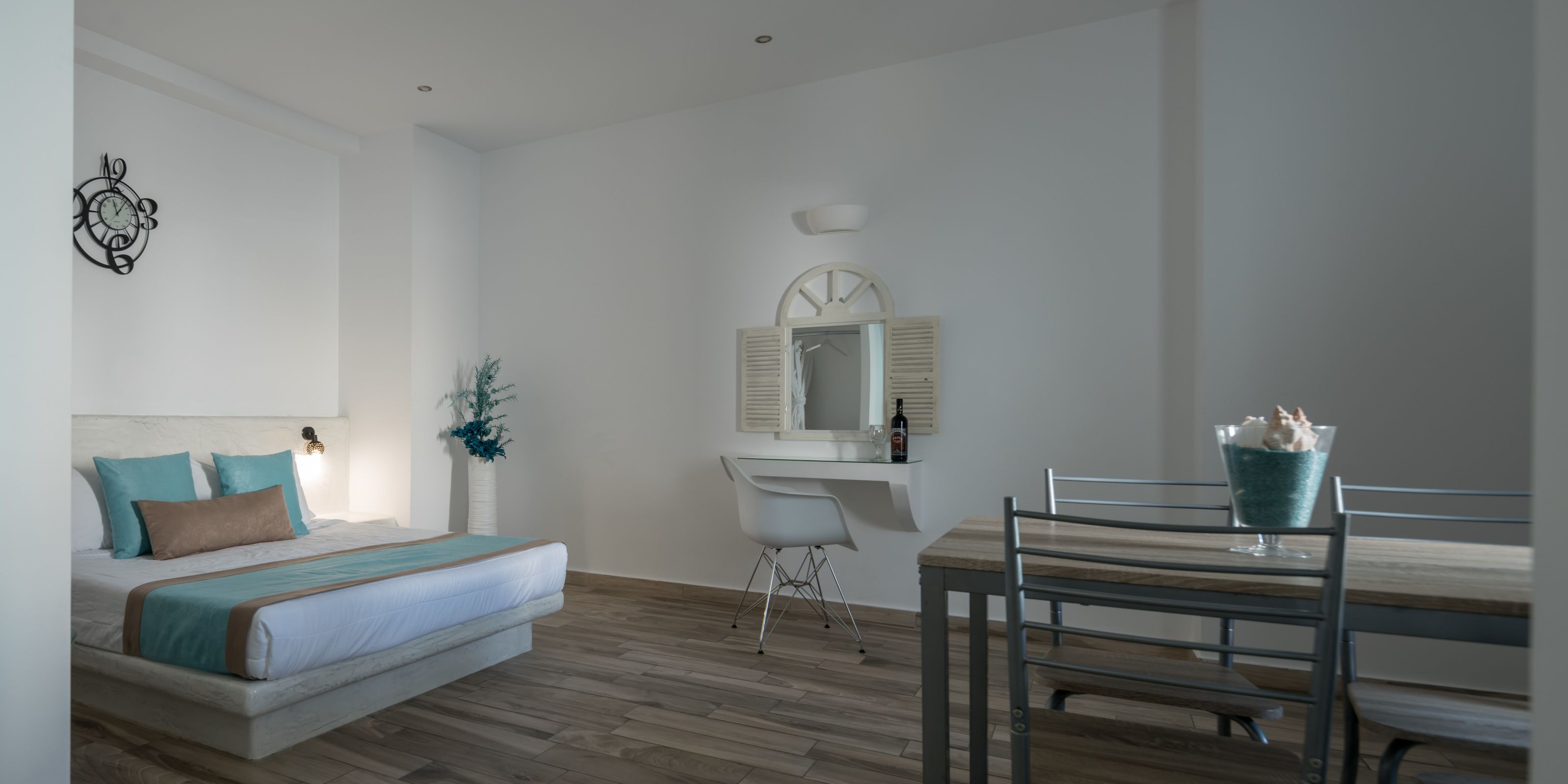 senior suite, hot tub | in-room safe, iron/ironing board, free cots/infant beds, free wifi