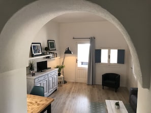Comfort Apartment, 1 Bedroom, Garden View | Living room | 36-inch Smart TV with satellite channels - Agriturismo Le Lanterne  (Pantelleria)