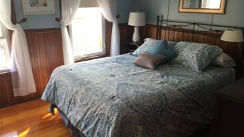 Phòng đơn Tiêu chuẩn, 1 giường cỡ queen, phòng tắm dùng chung | Bộ đồ giường cao cấp, trang trí khác biệt