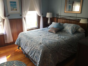 Chambre Simple Standard, 1 grand lit, salle de bains commune