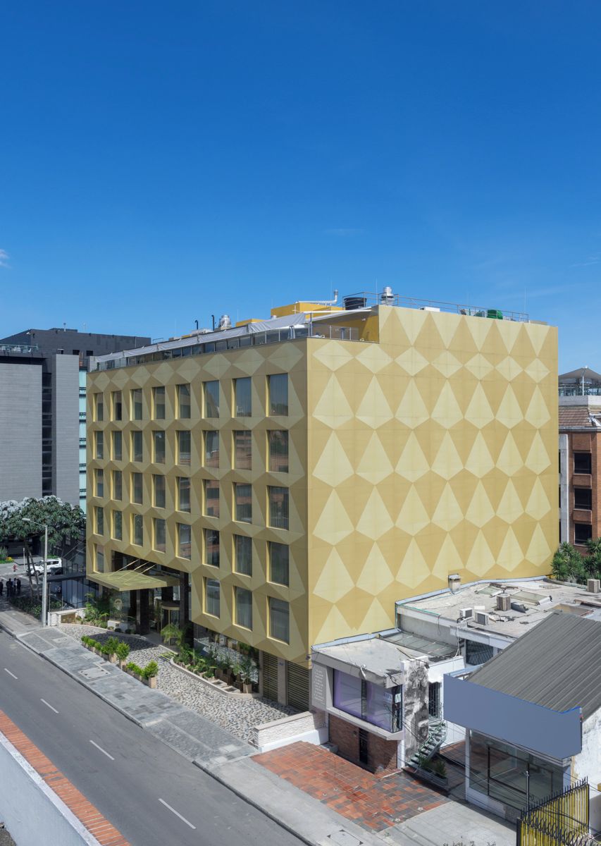 Un edificio moderno con fachada geométrica, ventanas amplias y techo plano.