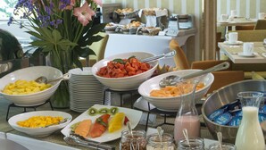 A buffet with various fruits, vegetables, and dairy products. - Hotel El Dorado Bogota (Bogotá)