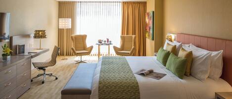 Deluxe Suite | Premium bedding, down comforters, minibar, in-room safe