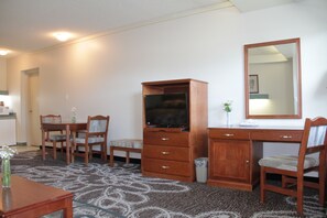 Standard Double Room, Refrigerator & Microwave | 1 bedroom, desk, iron/ironing board, free wired Internet - Garden Court Motel (Manning)