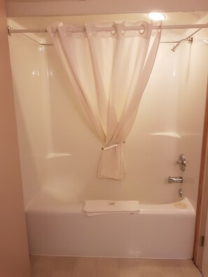 Combined shower/tub, free toiletries, towels