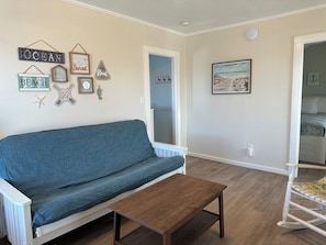 Apartamento, 2 quartos | Área de estar | TV de tela plana