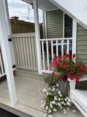 Apartment #2 - 1 bedroom, full kitchen, private deck, 1st floor | In-room safe, free WiFi, bed sheets - Moontide Motel Cabins & Apartments (Old Orchard Beach)