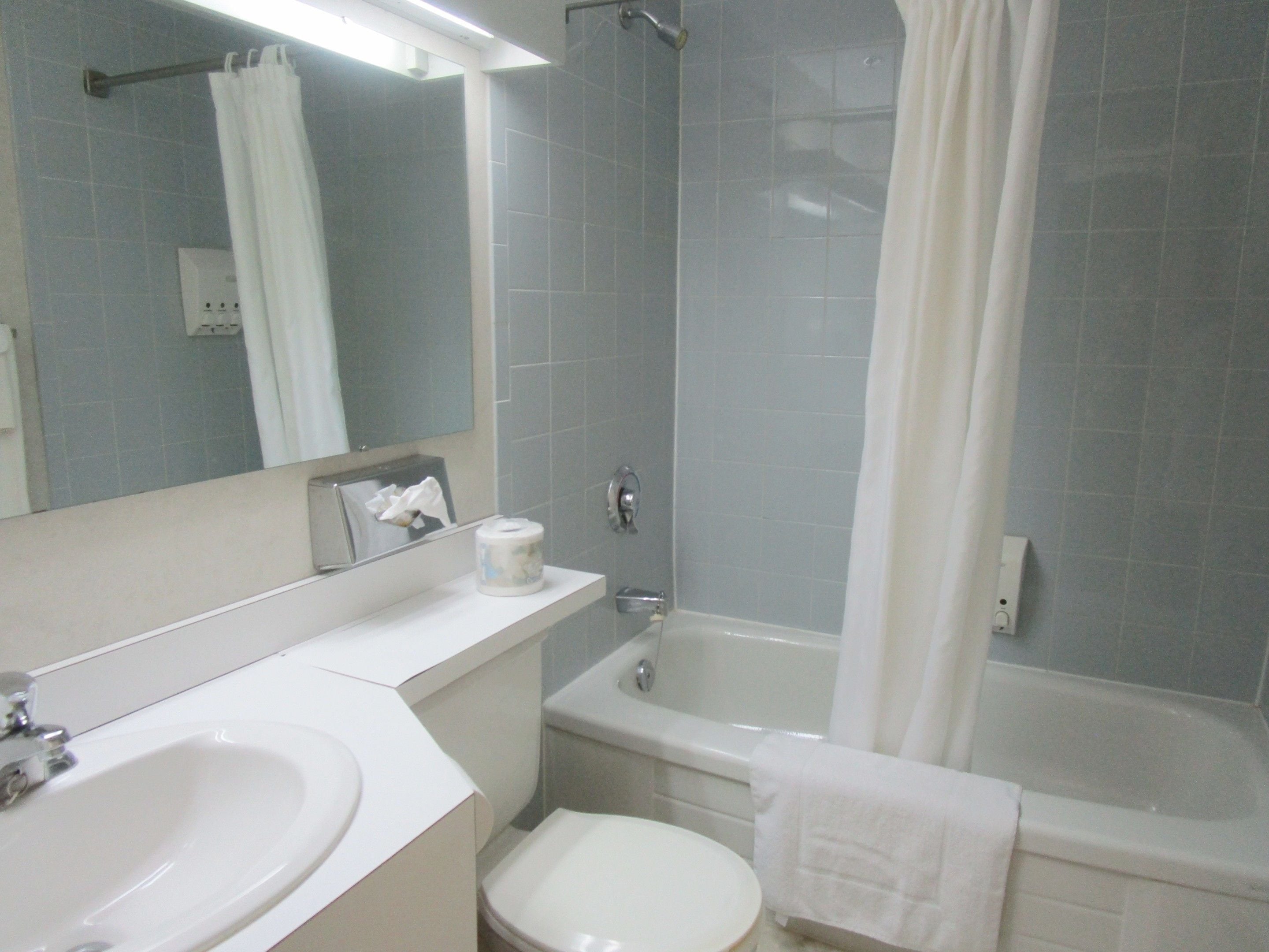 Un baño con lavamanos, inodoro y bañera.