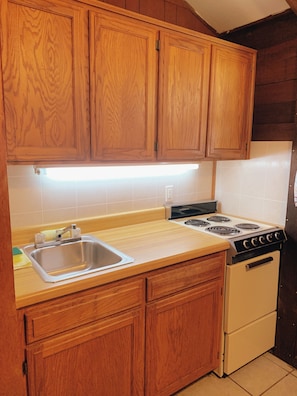 1 Room Unit, 2 Twin Beds | In-room dining - Coppermine Lodge (Rogers)
