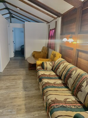 Driepersoonskamer, 3 slaapkamers, niet-roken | Woonruimte | Televisie