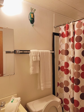 Camera singola | Bagno | Combinazione doccia/vasca, asciugamani
