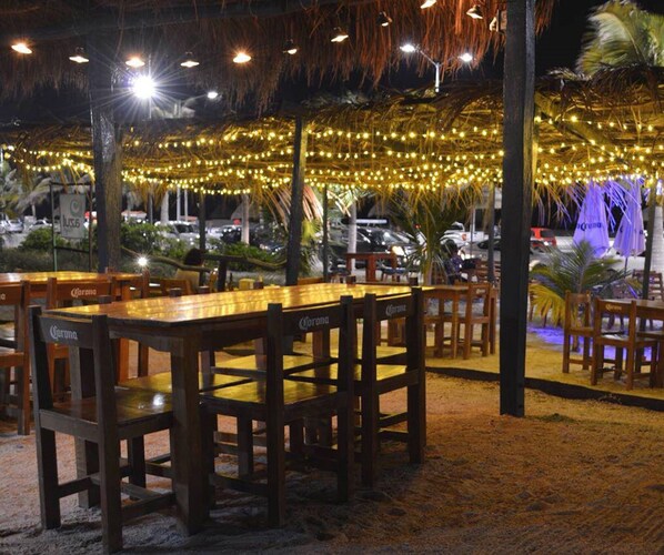 Breakfast, lunch, dinner served; seafood, ocean views 