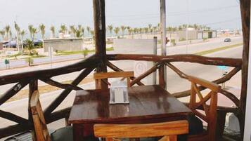 Se sirven desayunos, almuerzos y cenas; mariscos; con vista al mar