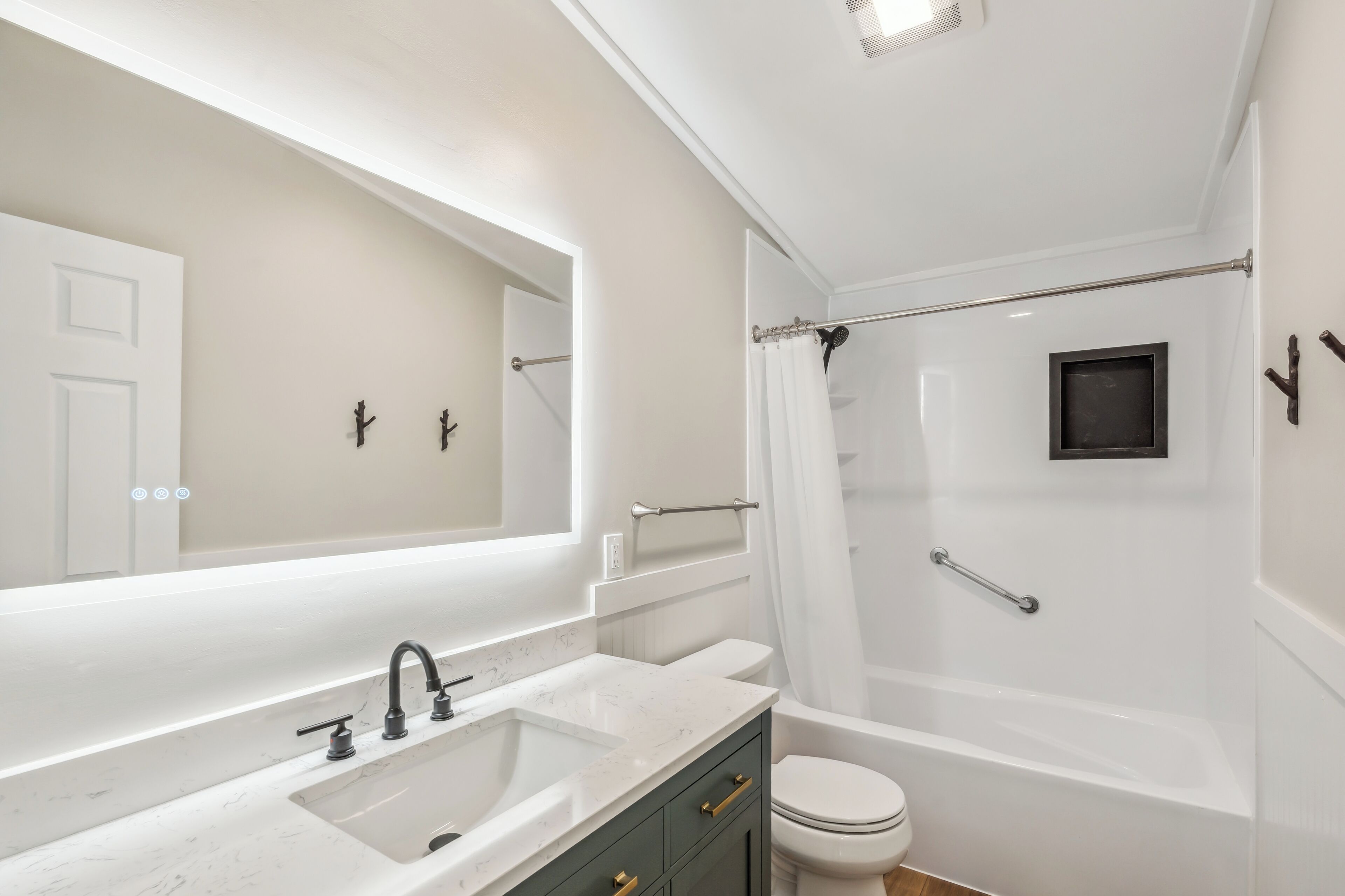 Exclusive Apartment, 2 Bedrooms, Kitchen | Bathroom | Combined shower/tub, free toiletries, towels