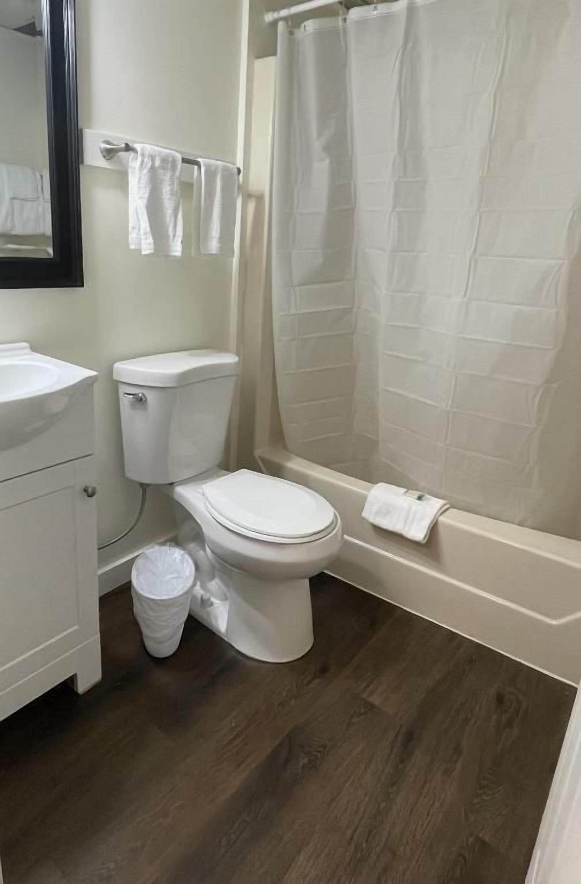 Un baño con inodoro, lavamanos y bañera.