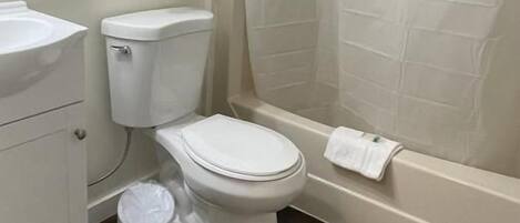 Un baño con inodoro, lavamanos y bañera.