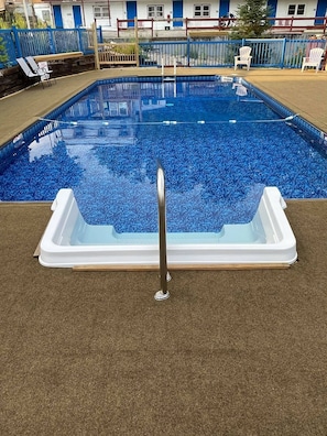 Seasonal outdoor pool - Inn 32 (North Woodstock)