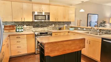 Luksushuoneisto, 1 makuuhuone, näköala lomakeskukseen | Ylelliset vuodevaatteet, työpöytä, silitysrauta/-lauta, ilmainen Wi-Fi