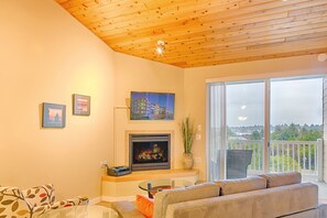 Luxury-Apartment, 2 Schlafzimmer, Blick auf die Anlage | Hochwertige Bettwaren, Schreibtisch, Bügeleisen/Bügelbrett