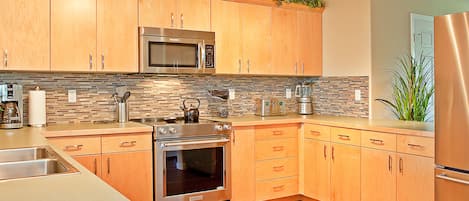 Luxury Condo, 3 Bedrooms, Resort View | Private kitchen