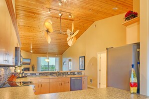 Luxury Condo, 2 Bedrooms, Resort View | Premium bedding, desk, iron/ironing board, free WiFi - Outlook Condos at Oyhut Bay Resort (Ocean Shores)