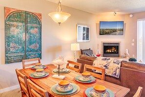 Luxury Condo, 3 Bedrooms, Resort View | Dining