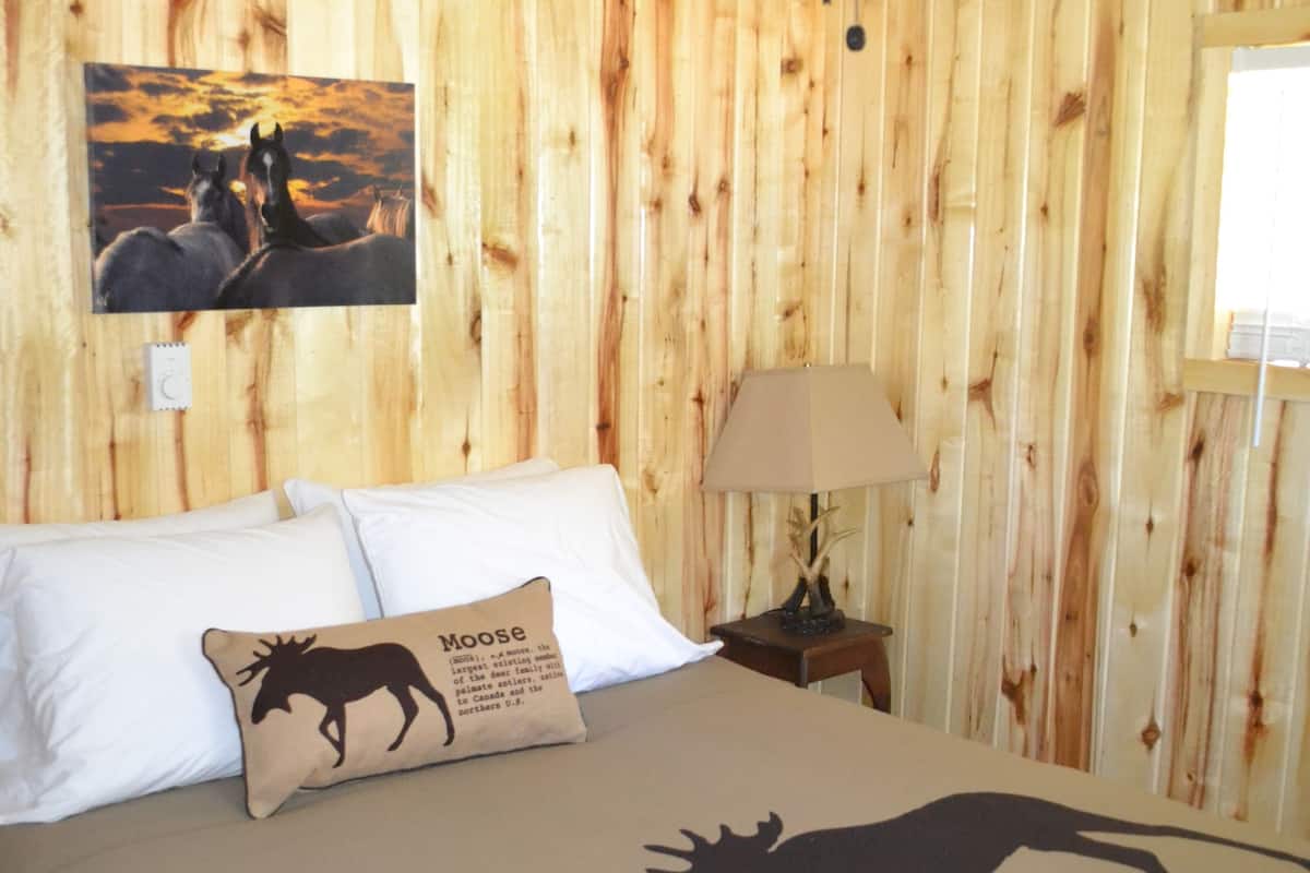 Family Cabin, 2 Bedrooms, River View, Overwater | WiFi, bed sheets