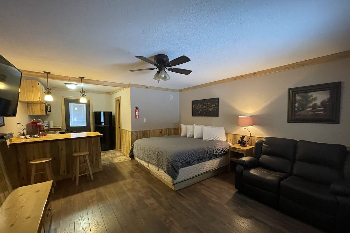 King Bed, Full Kitchen, Walk-in Shower | WiFi, bed sheets